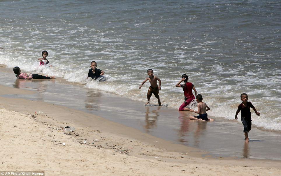 Gaza children at beach